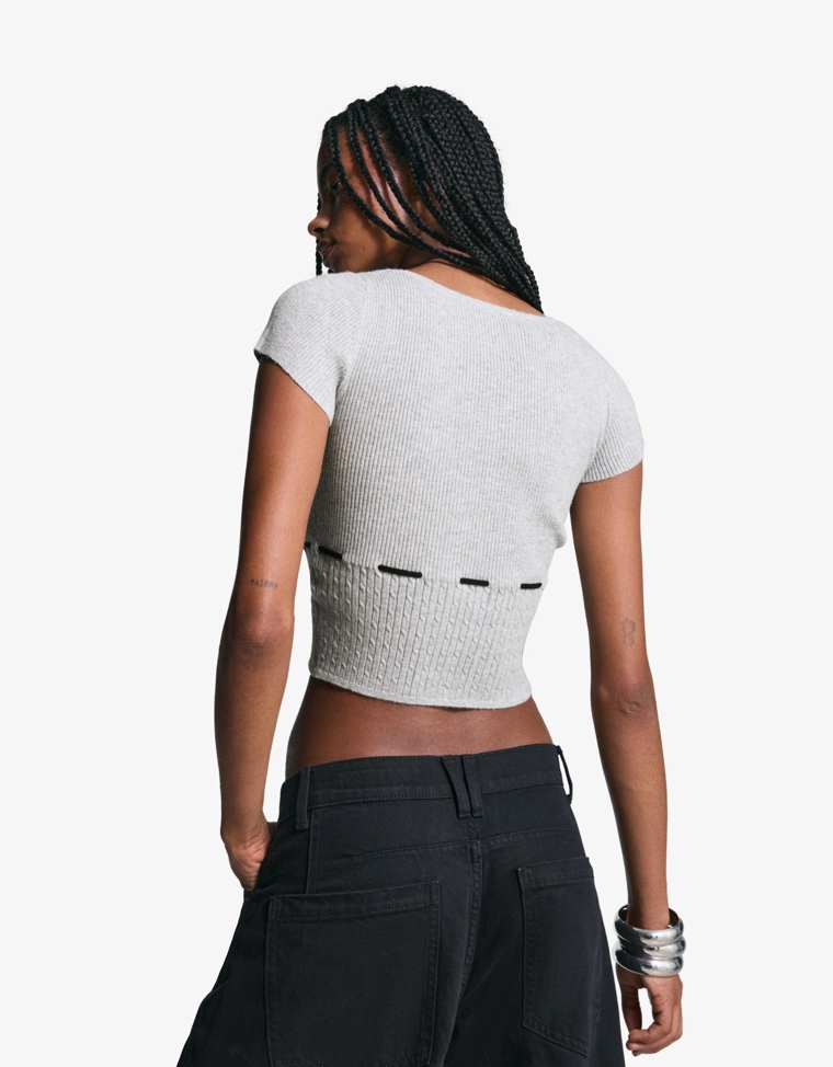 Свитер с короткими рукавами, узором «косы» и завязками