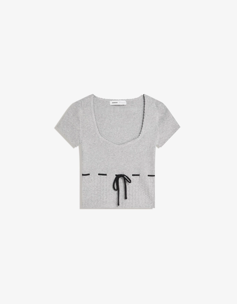 Свитер с короткими рукавами, узором «косы» и завязками