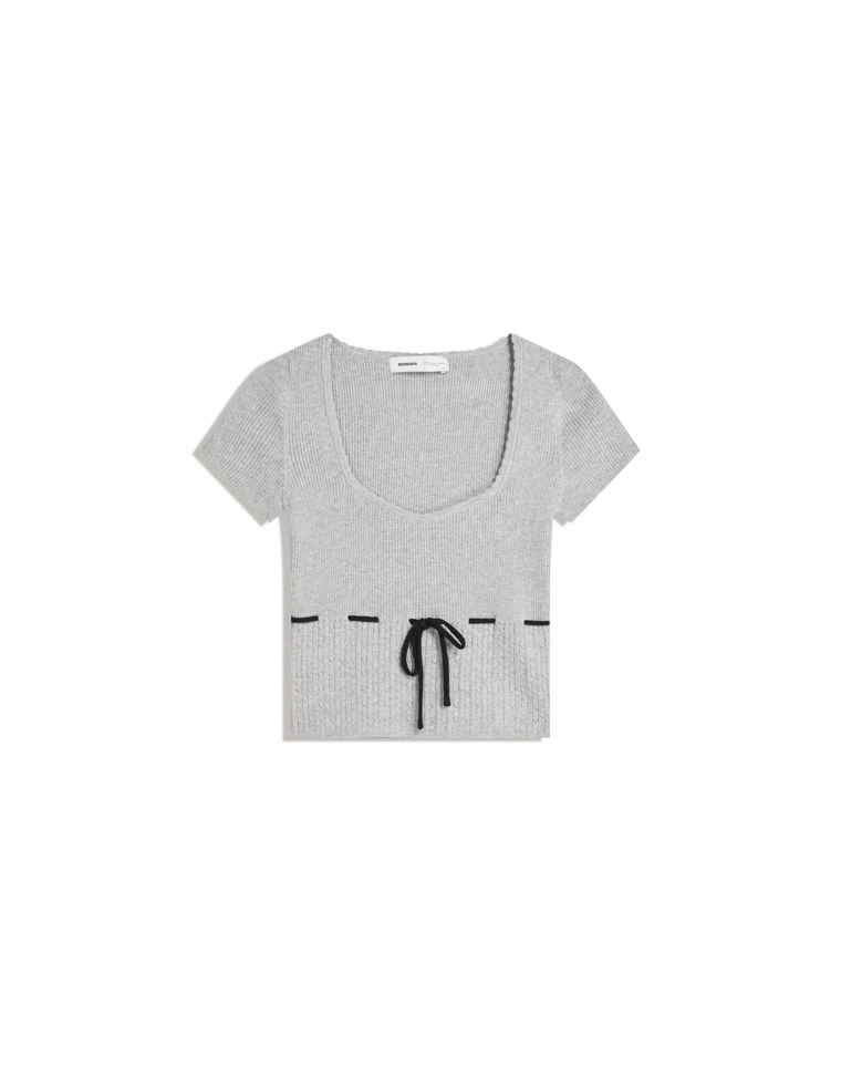 Свитер с короткими рукавами, узором «косы» и завязками