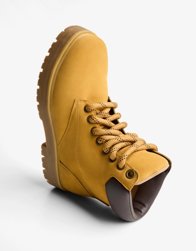 Ботинки с объемной мягкой деталью