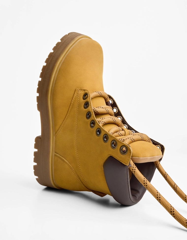 Ботинки с объемной мягкой деталью