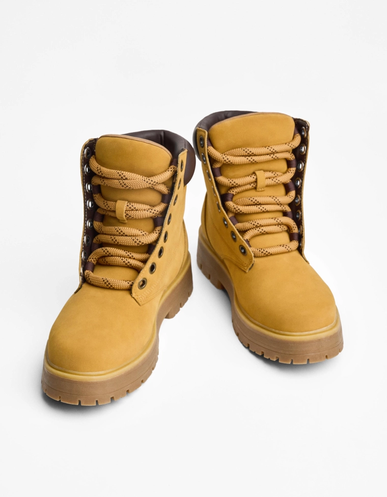 Ботинки с объемной мягкой деталью