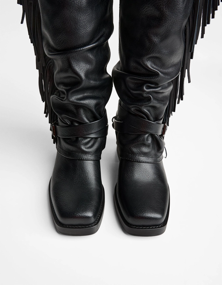 Ботфорты на плоской подошве с бахромой