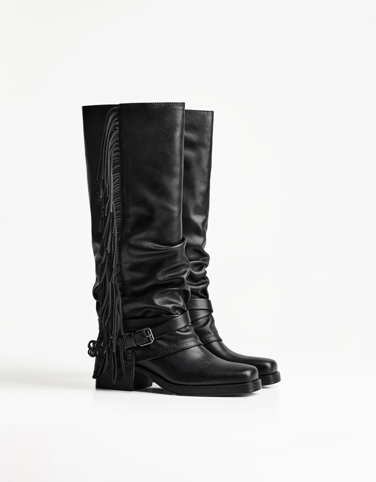 Ботфорты на плоской подошве с бахромой