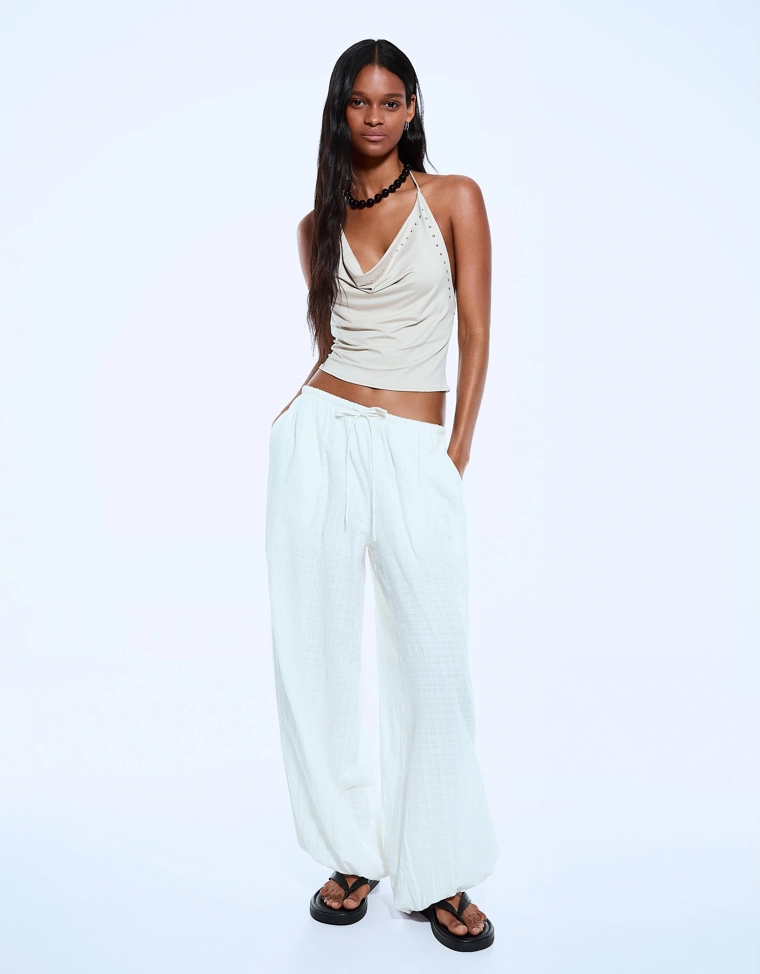 Топ со сборкой и декоративными заклепками