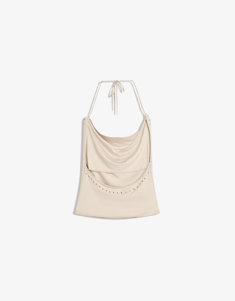 Топ со сборкой и декоративными заклепками