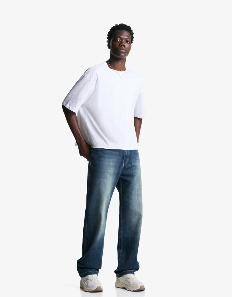 Джинсы свободного кроя с прямыми штанинами