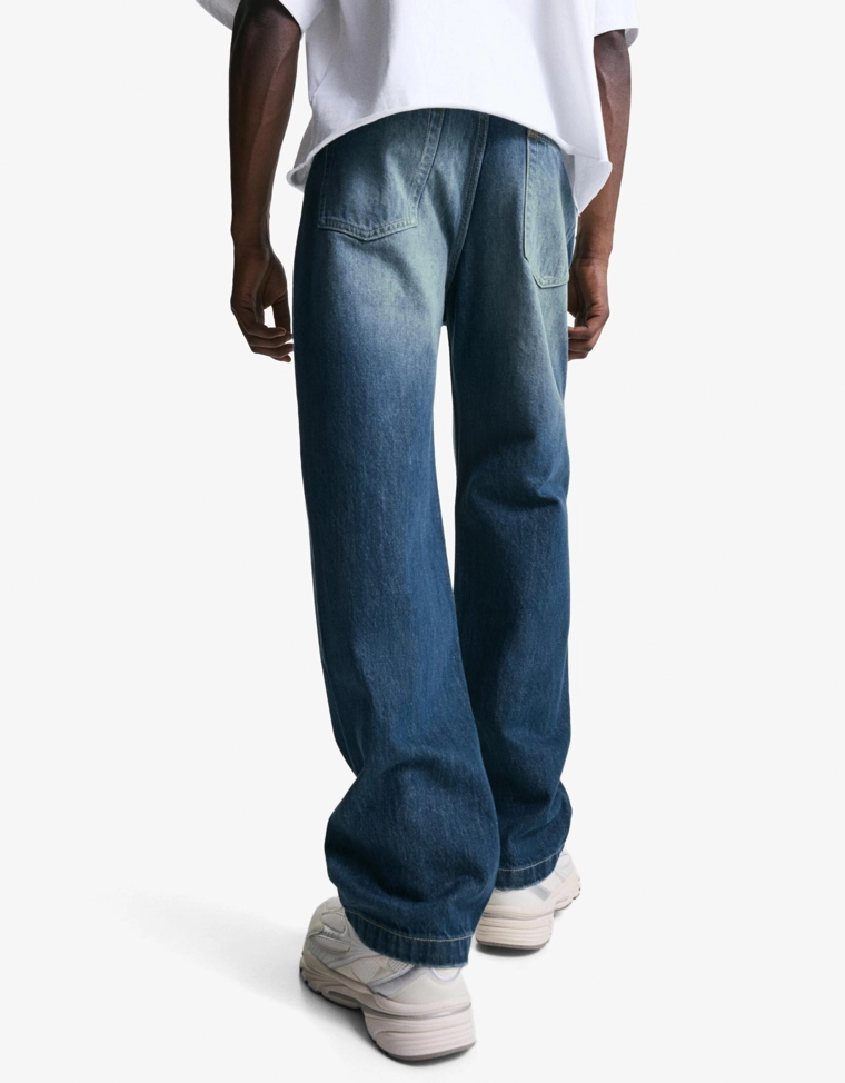 Джинсы свободного кроя с прямыми штанинами