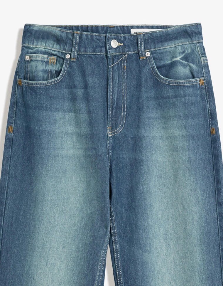 Джинсы свободного кроя с прямыми штанинами