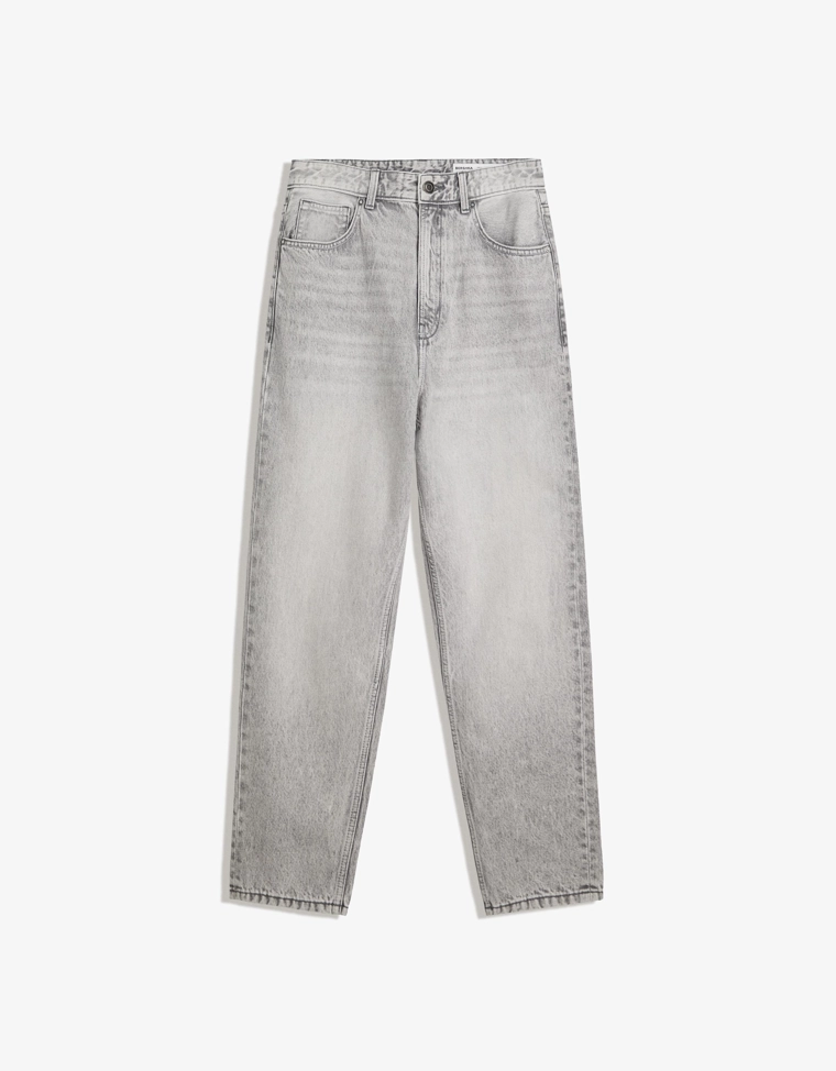 Джинсы свободного кроя, зауженные в нижней части