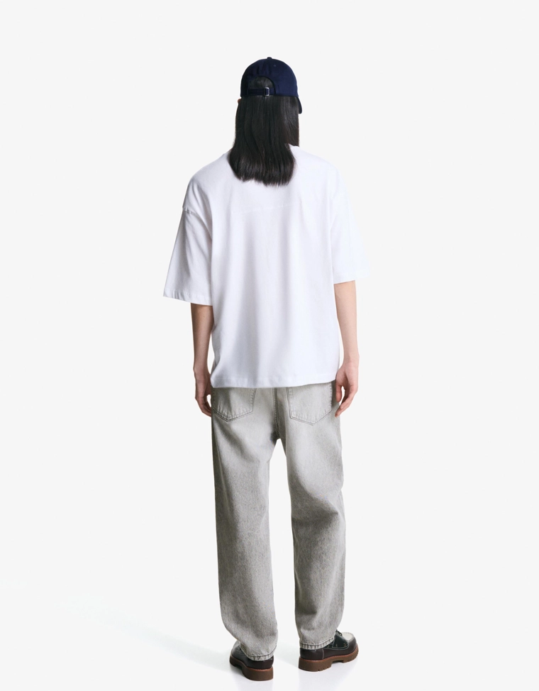 Джинсы свободного кроя, зауженные в нижней части