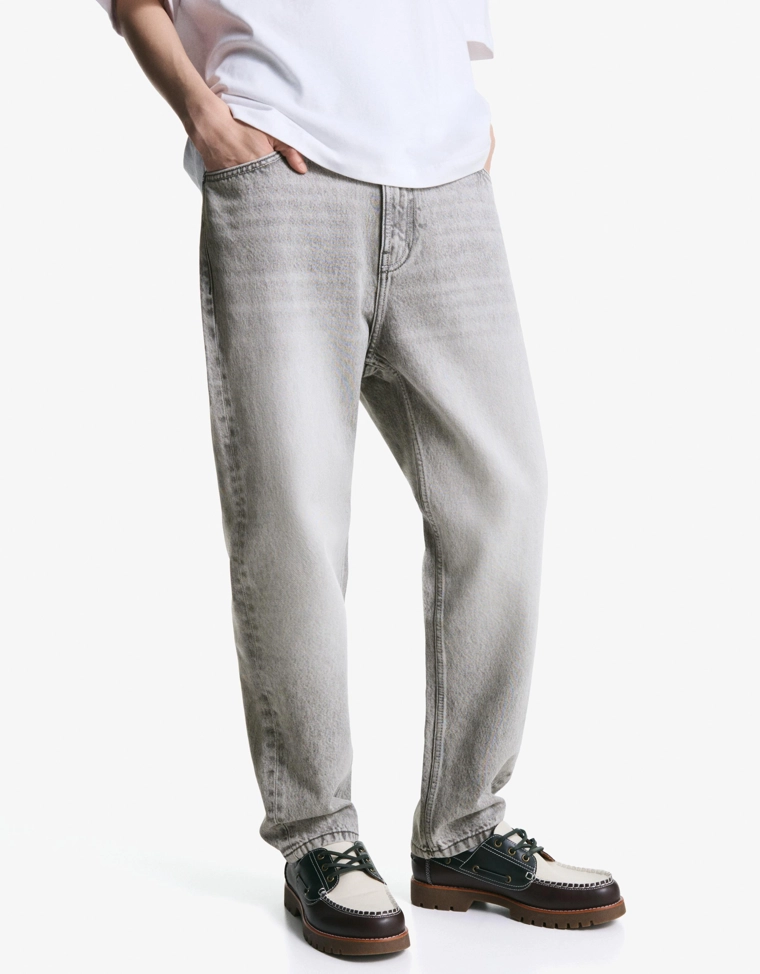 Джинсы свободного кроя, зауженные в нижней части