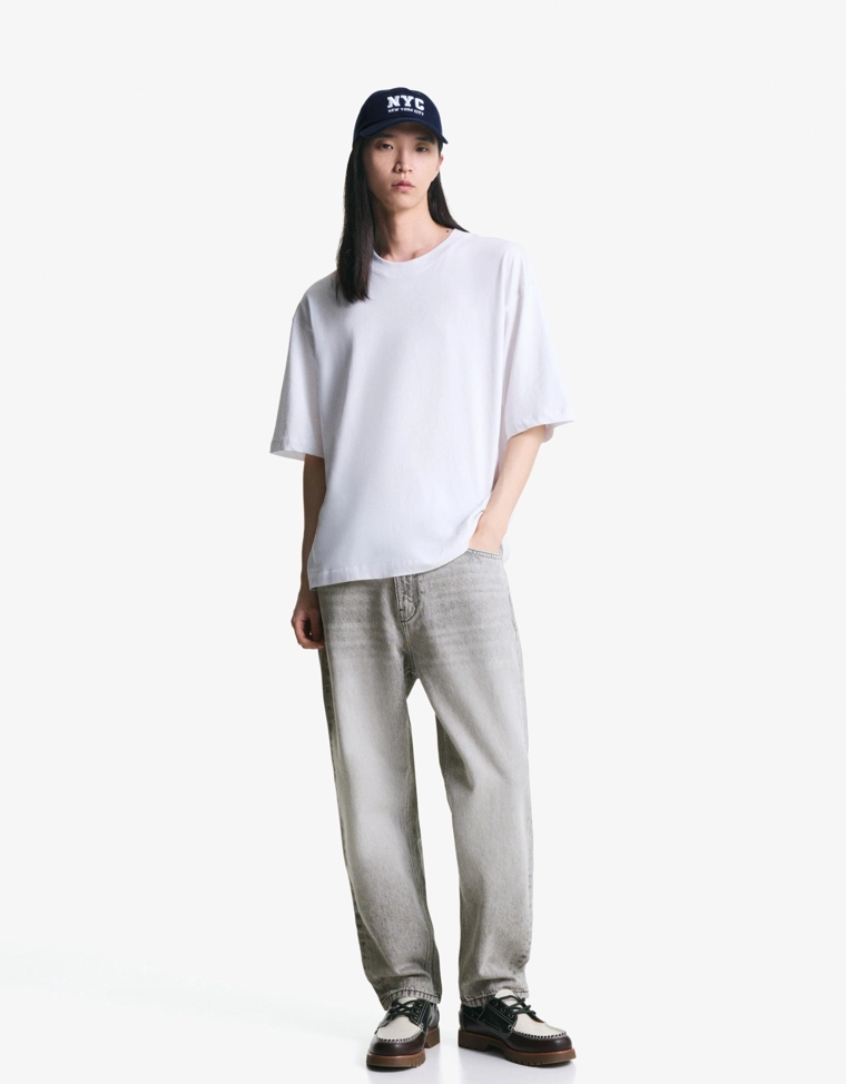 Джинсы свободного кроя, зауженные в нижней части