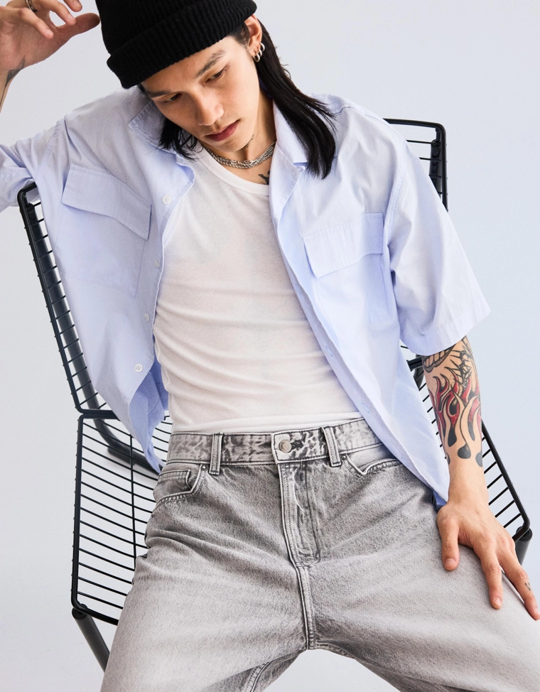 Джинсы свободного кроя, зауженные в нижней части