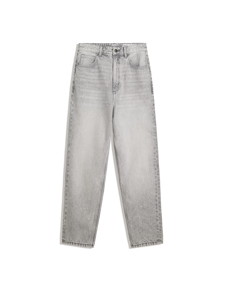 Джинсы свободного кроя, зауженные в нижней части