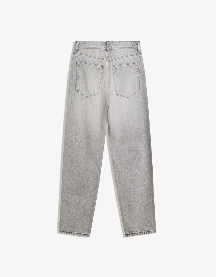 Джинсы свободного кроя, зауженные в нижней части