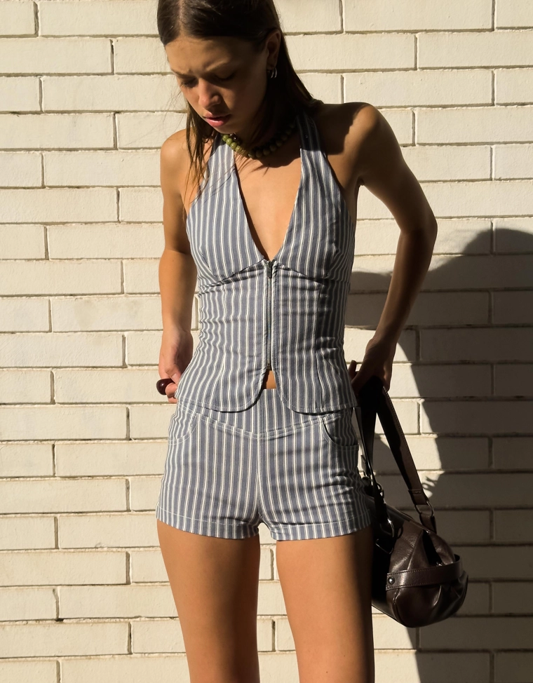 Синяя куртка с молнией