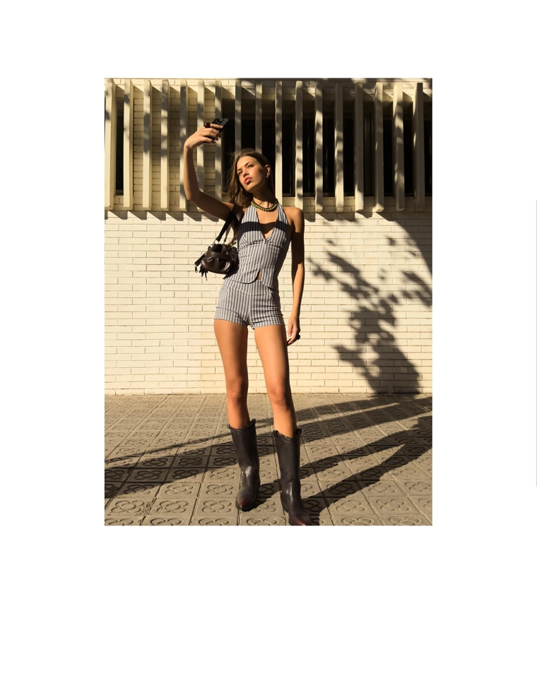 Синяя куртка с молнией