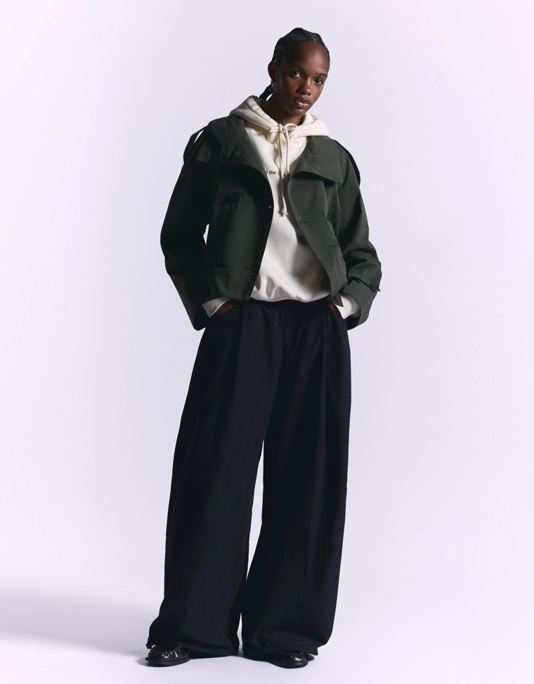 Черное платье с вырезом