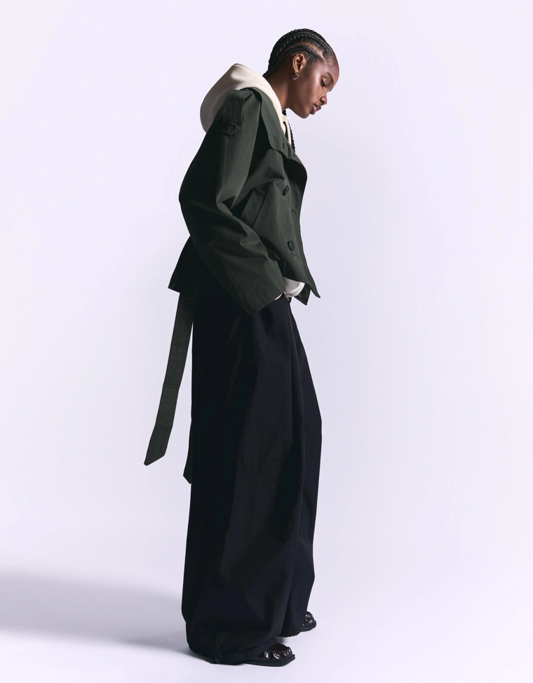 Черное платье с вырезом