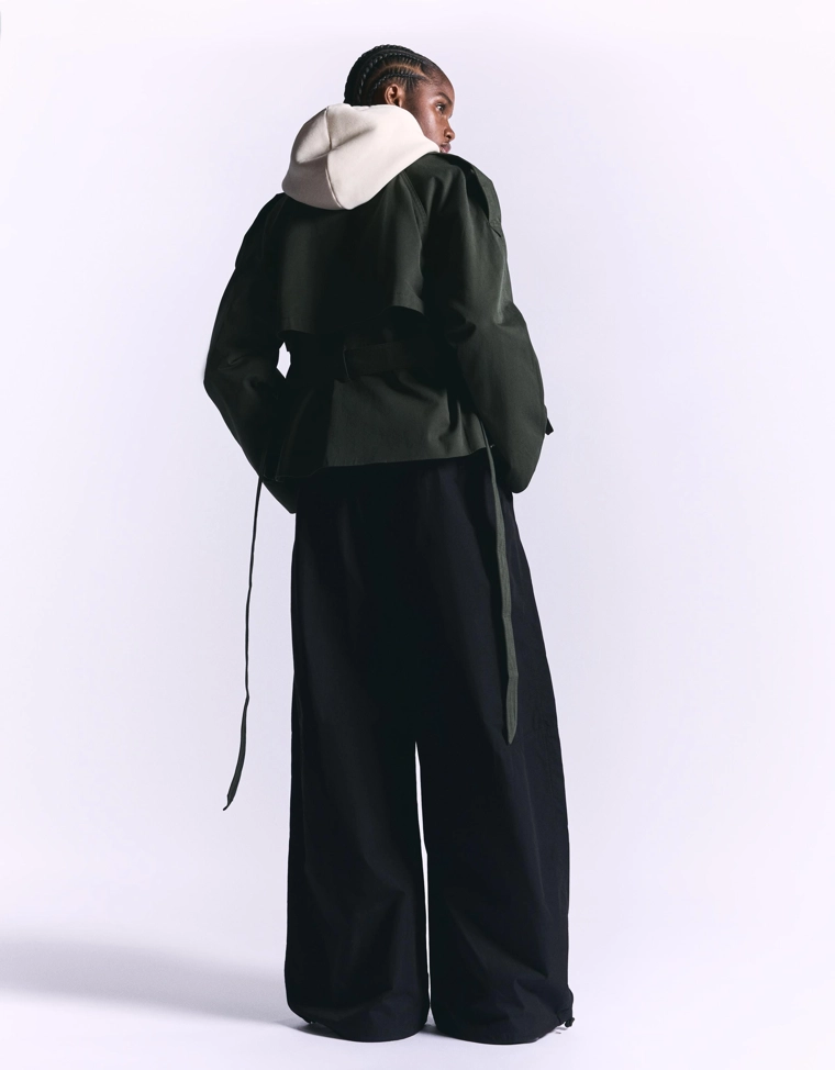 Черное платье с вырезом