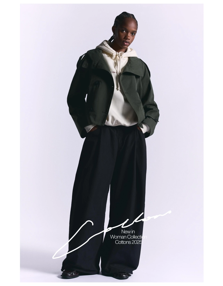 Черное платье с вырезом