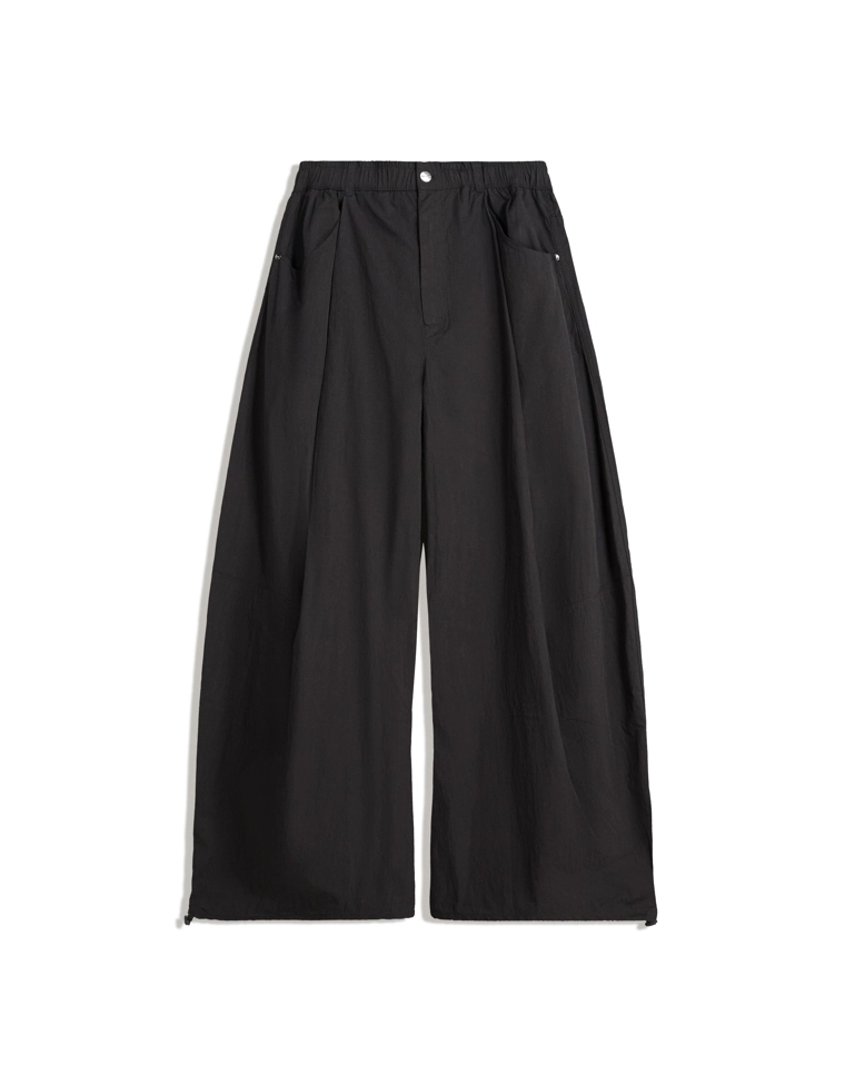 Черное платье с вырезом