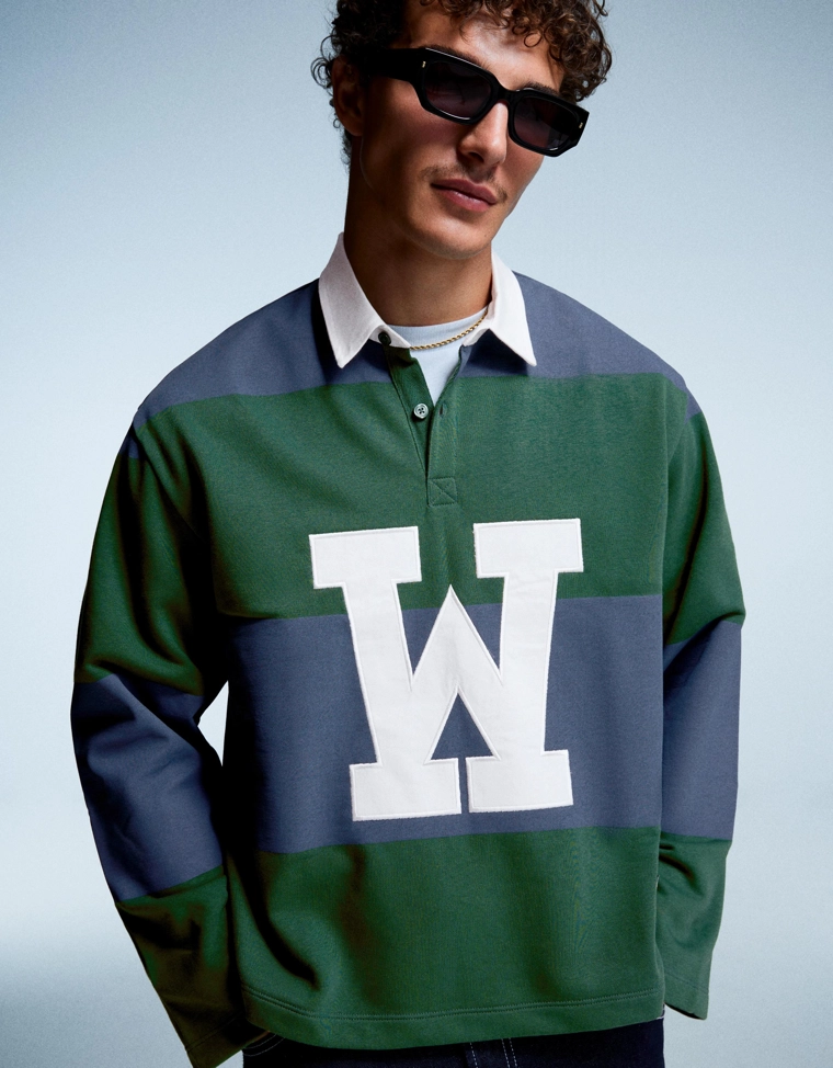 Поло геометрического кроя с длинными рукавами в полоску