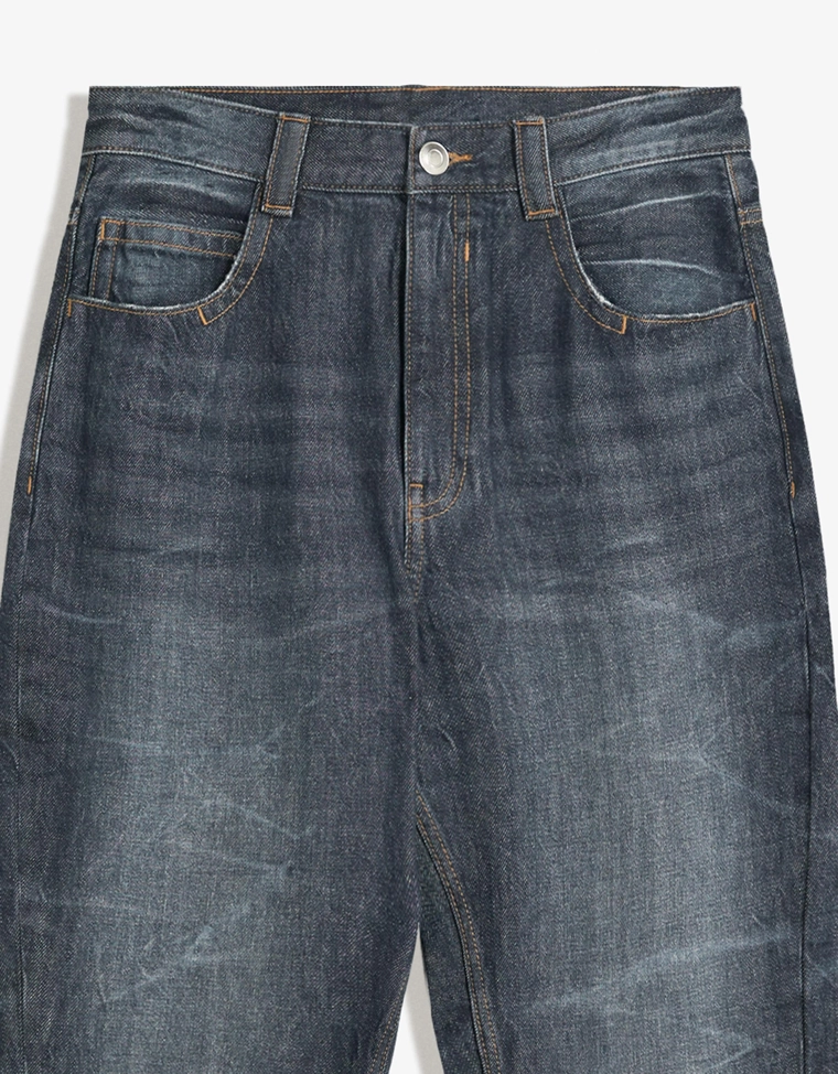 Расклешенные джинсы свободного кроя