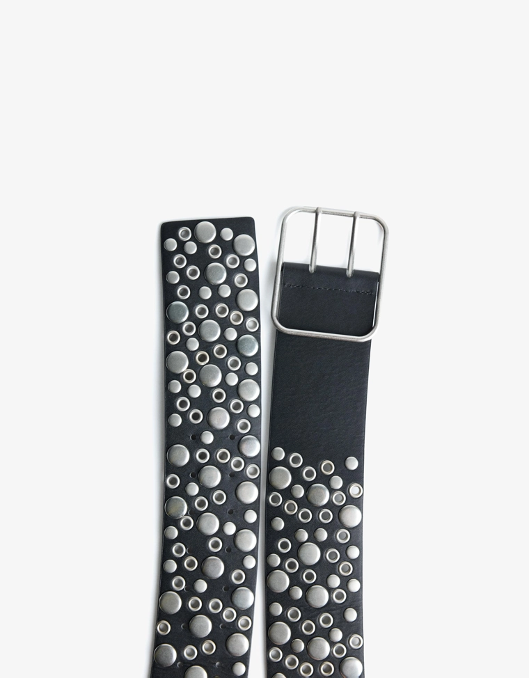 Широкий кожаный ремень с декоративными заклепками