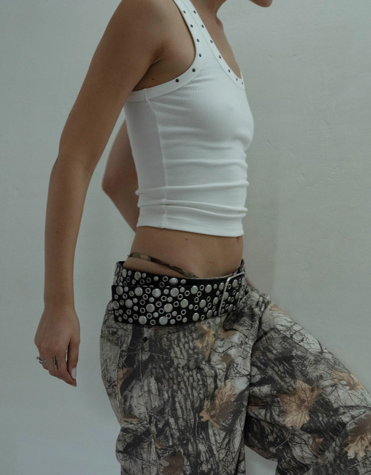 Широкий кожаный ремень с декоративными заклепками