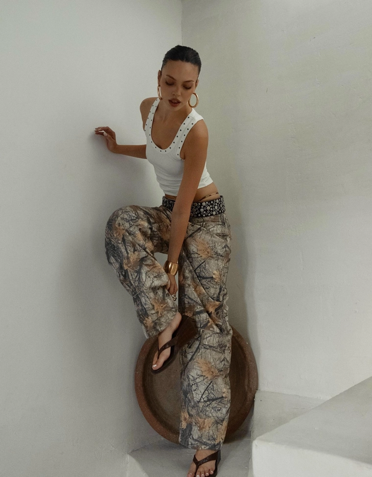 Широкий кожаный ремень с декоративными заклепками