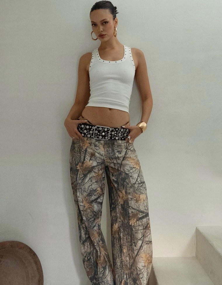 Широкий кожаный ремень с декоративными заклепками