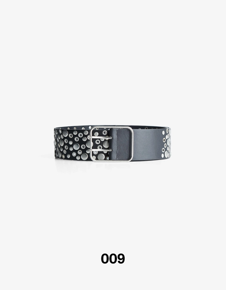 Широкий кожаный ремень с декоративными заклепками