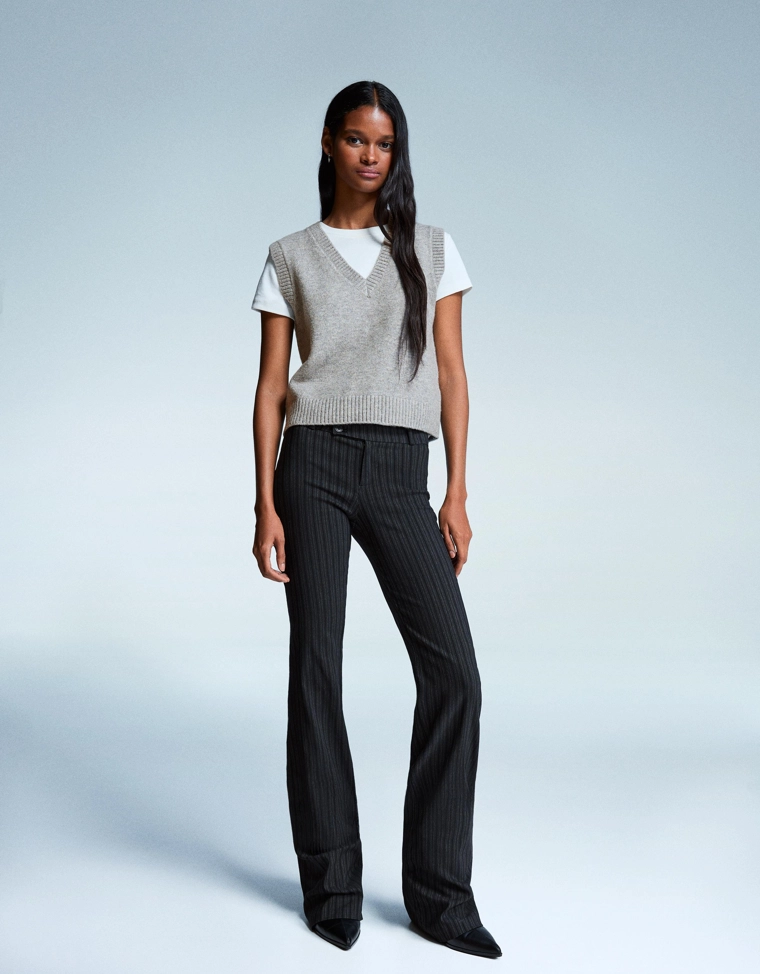 Жилет из мягкой ткани с V-образным вырезом