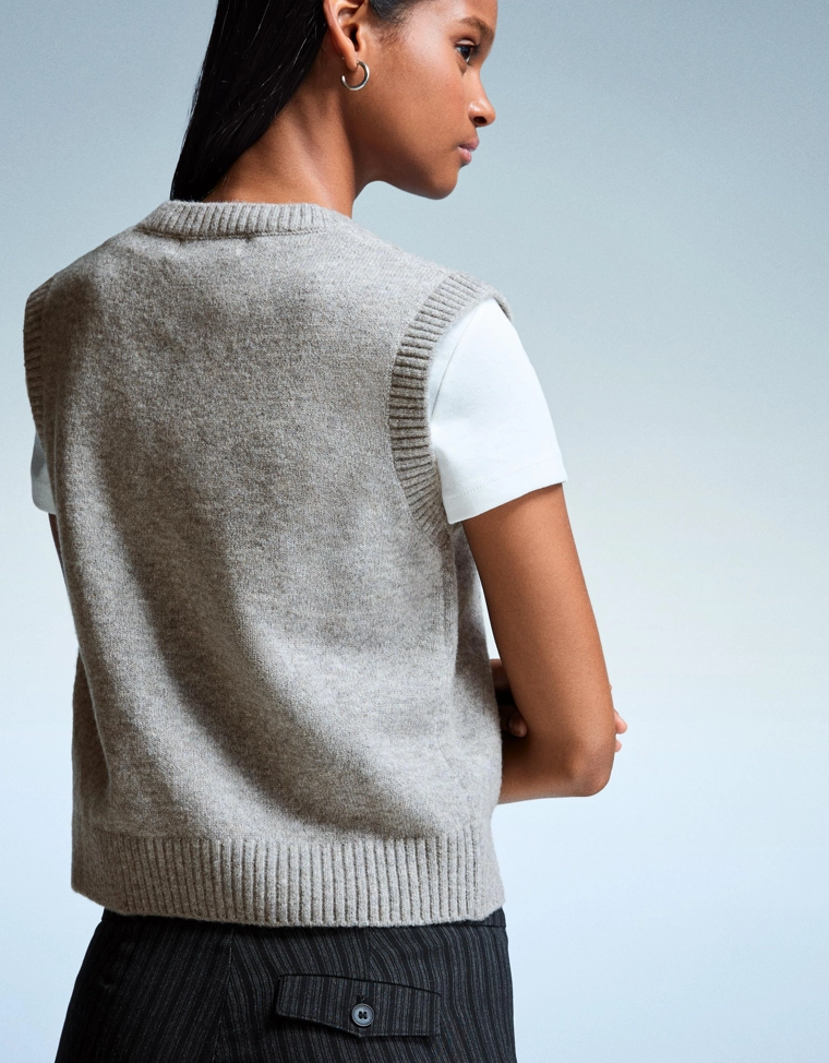 Жилет из мягкой ткани с V-образным вырезом