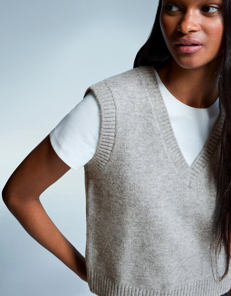 Жилет из мягкой ткани с V-образным вырезом