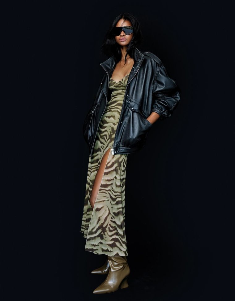 Платье миди на бретелях и с анималистическим принтом