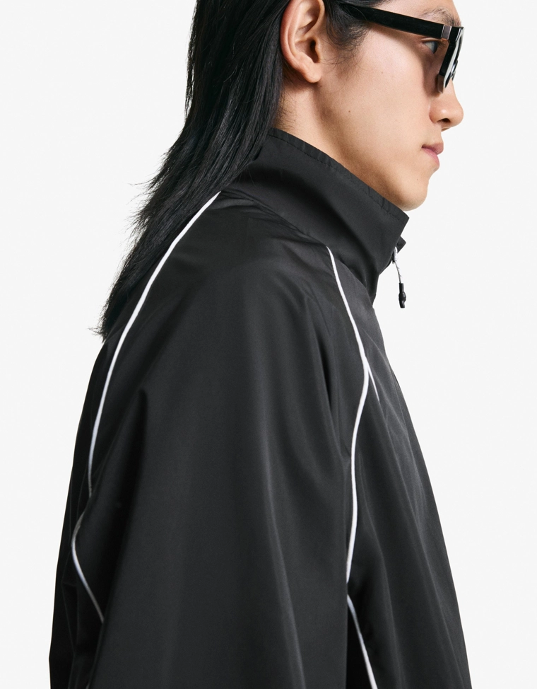 Куртка в спортивном стиле из высокотехнологичной ткани