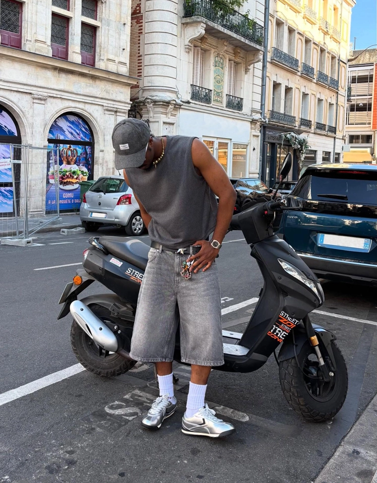 Джинсовые шорты свободного кроя