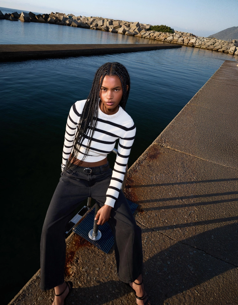 Свитер с круглым вырезом