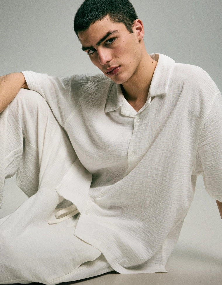 Рубашка из рельефной ткани с короткими рукавами