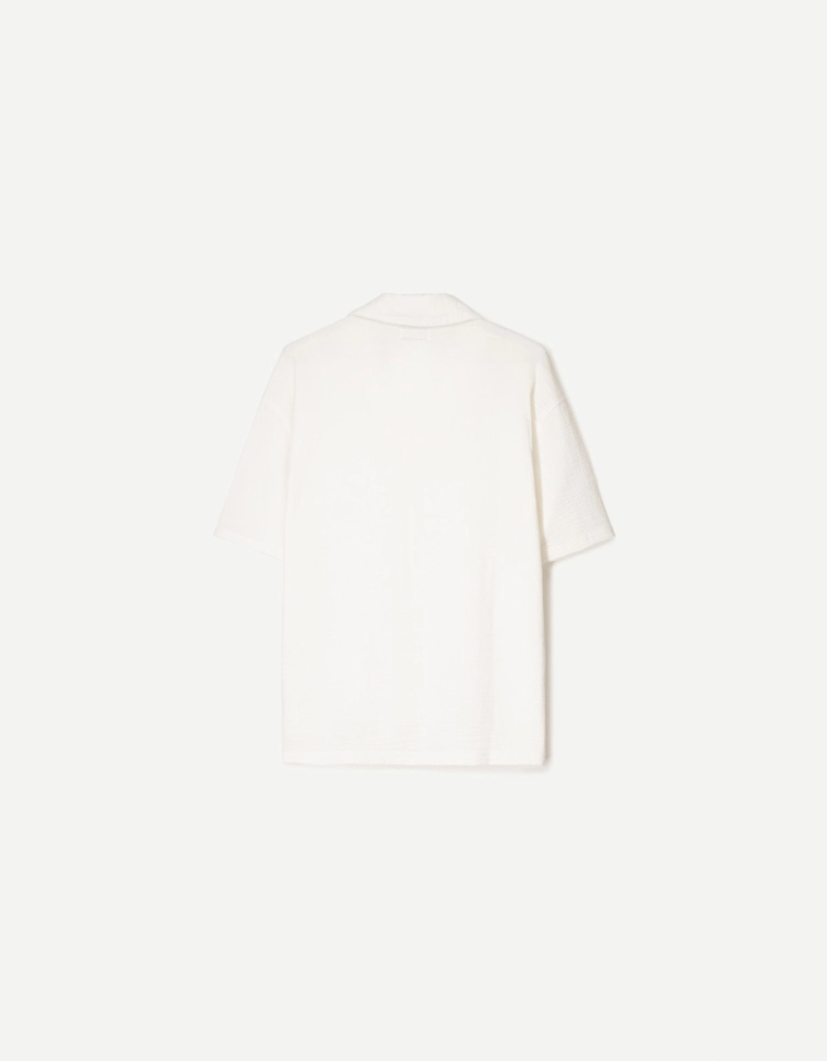 Рубашка из рельефной ткани с короткими рукавами