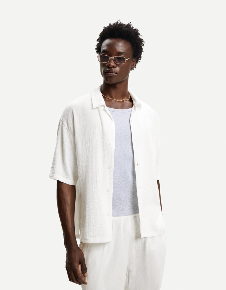 Рубашка из рельефной ткани с короткими рукавами