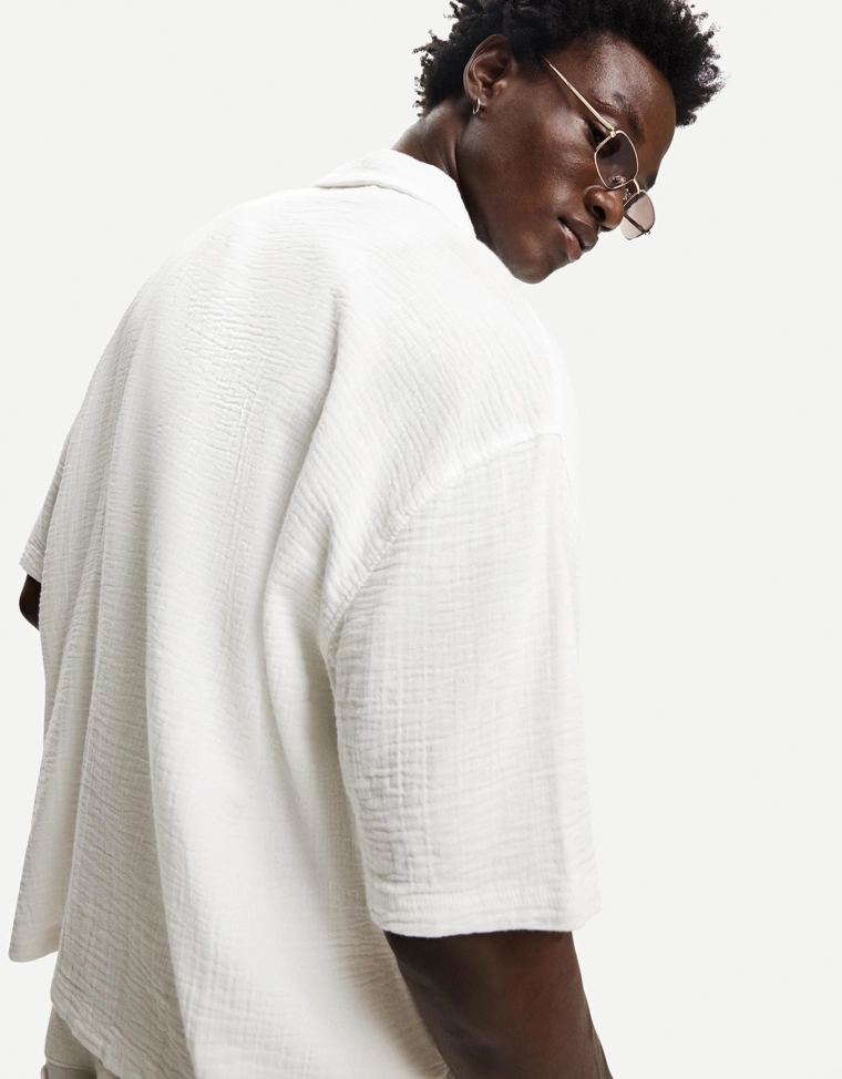 Рубашка из рельефной ткани с короткими рукавами