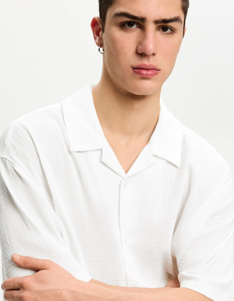 Рубашка из рельефной ткани с короткими рукавами