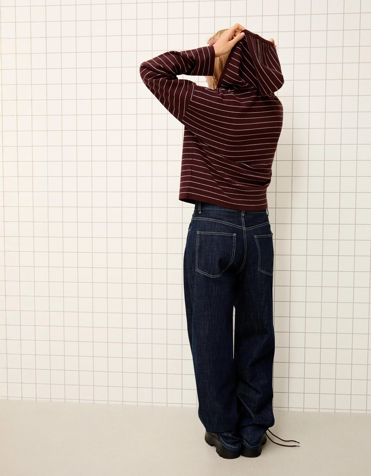 Свитер с капюшоном