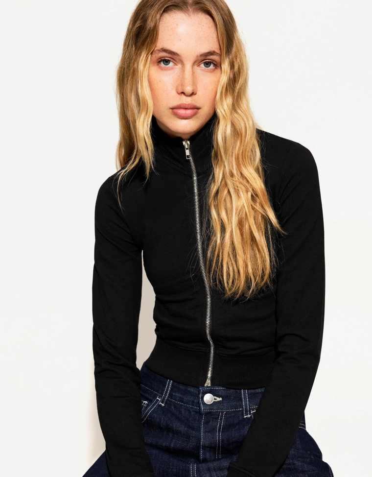 Толстовка с высоким воротником и молнией