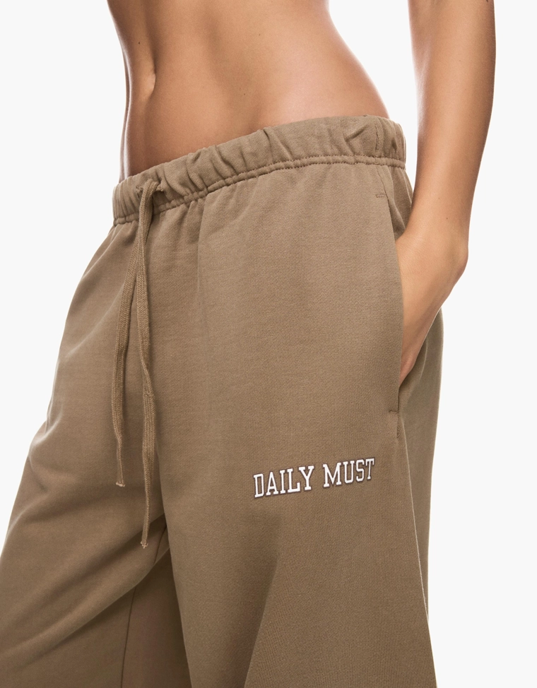 Джоггеры из мягкой ткани с вышивкой