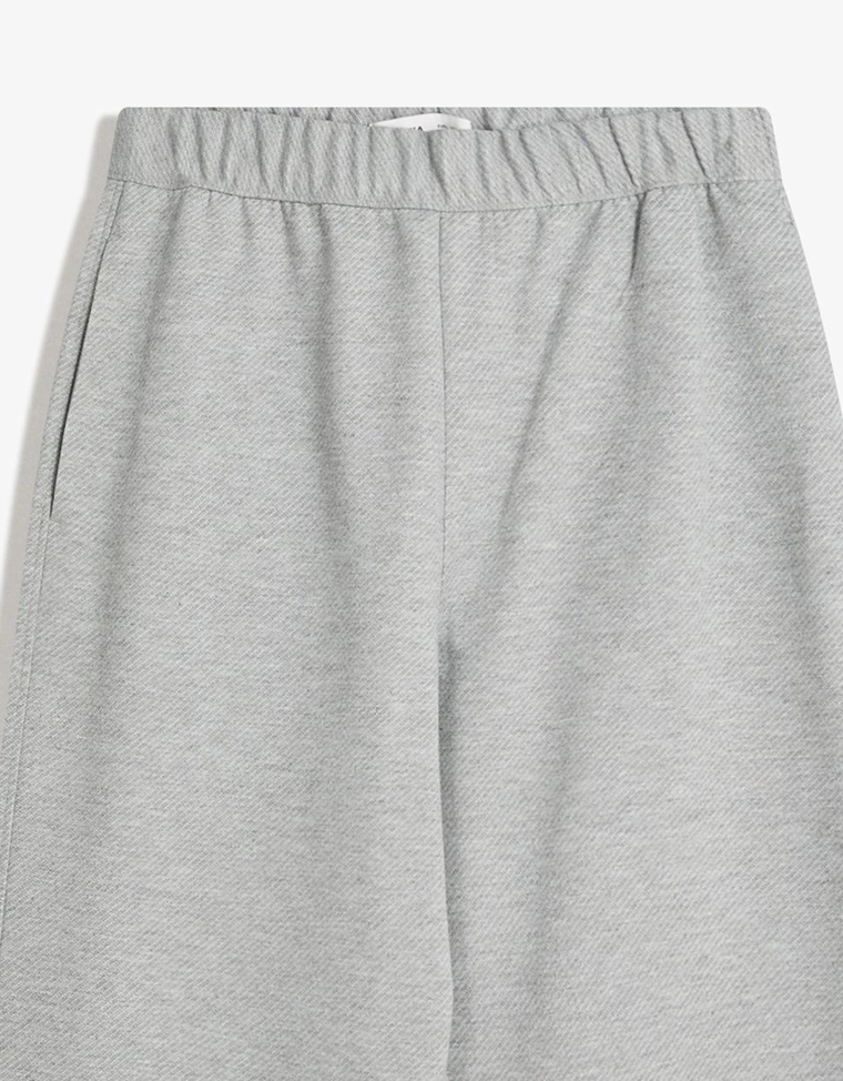 Джоггеры объемного свободного кроя